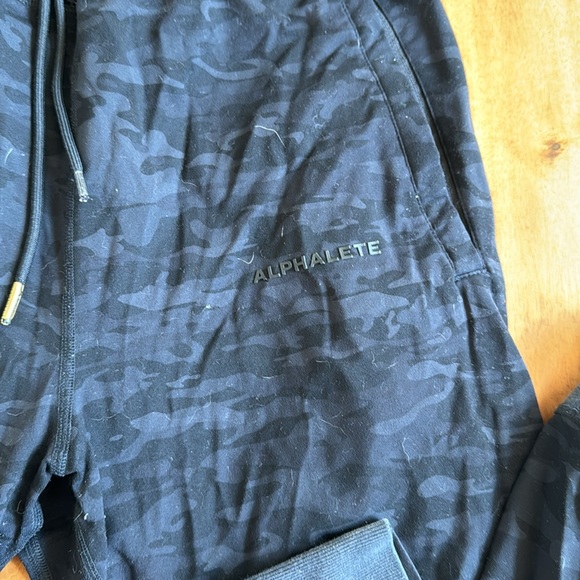 Alphalete Men’s Camo Joggers - Picture 2 of 3